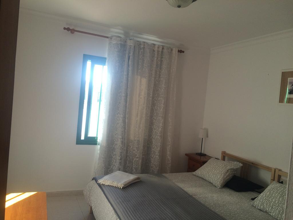 Alhambra Apartamentos Tías Szoba fotó